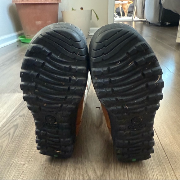 Timberland Sherpa-Lined Tan Winter Boots with White Trim - Picture 6 of 7